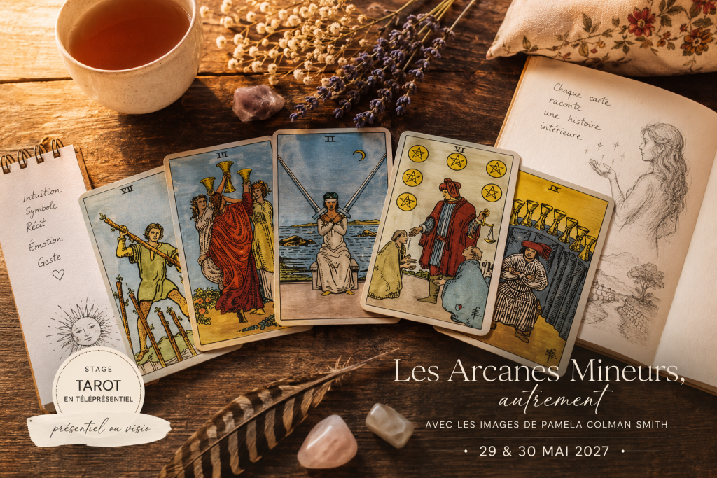 Stage de Tarot « Les Arcanes Mineurs, autrement » : plusieurs Arcanes Mineurs du Tarot Rider-Waite-Smith illustrés par Pamela Colman Smith sont disposés sur une table en bois, entourés d’un carnet, de cristaux, de fleurs séchées et d’une plume, dans une ambiance chaleureuse invitant à une lecture intuitive du Tarot.